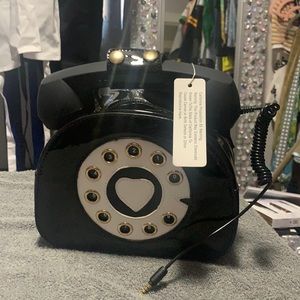 Aux compatible handbag that can be used to charge your cell phone.